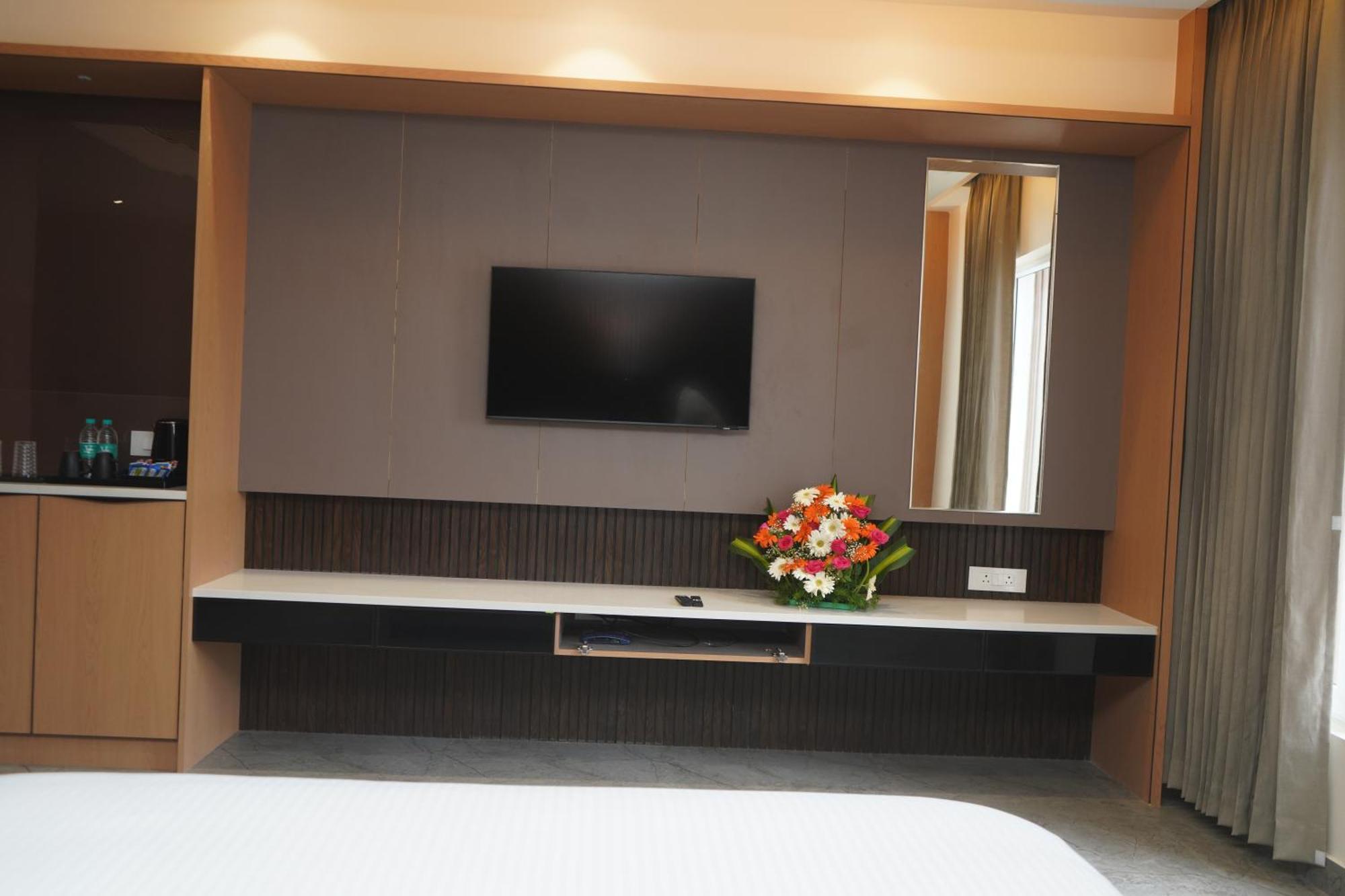 Vantara Suites Vellore Exterior foto