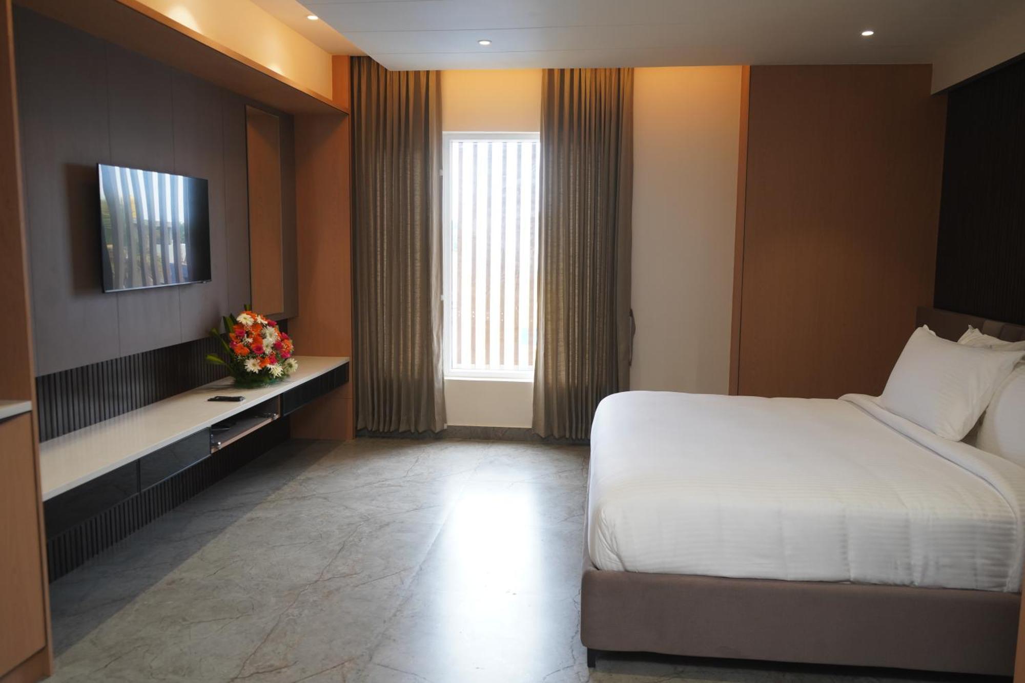 Vantara Suites Vellore Exterior foto