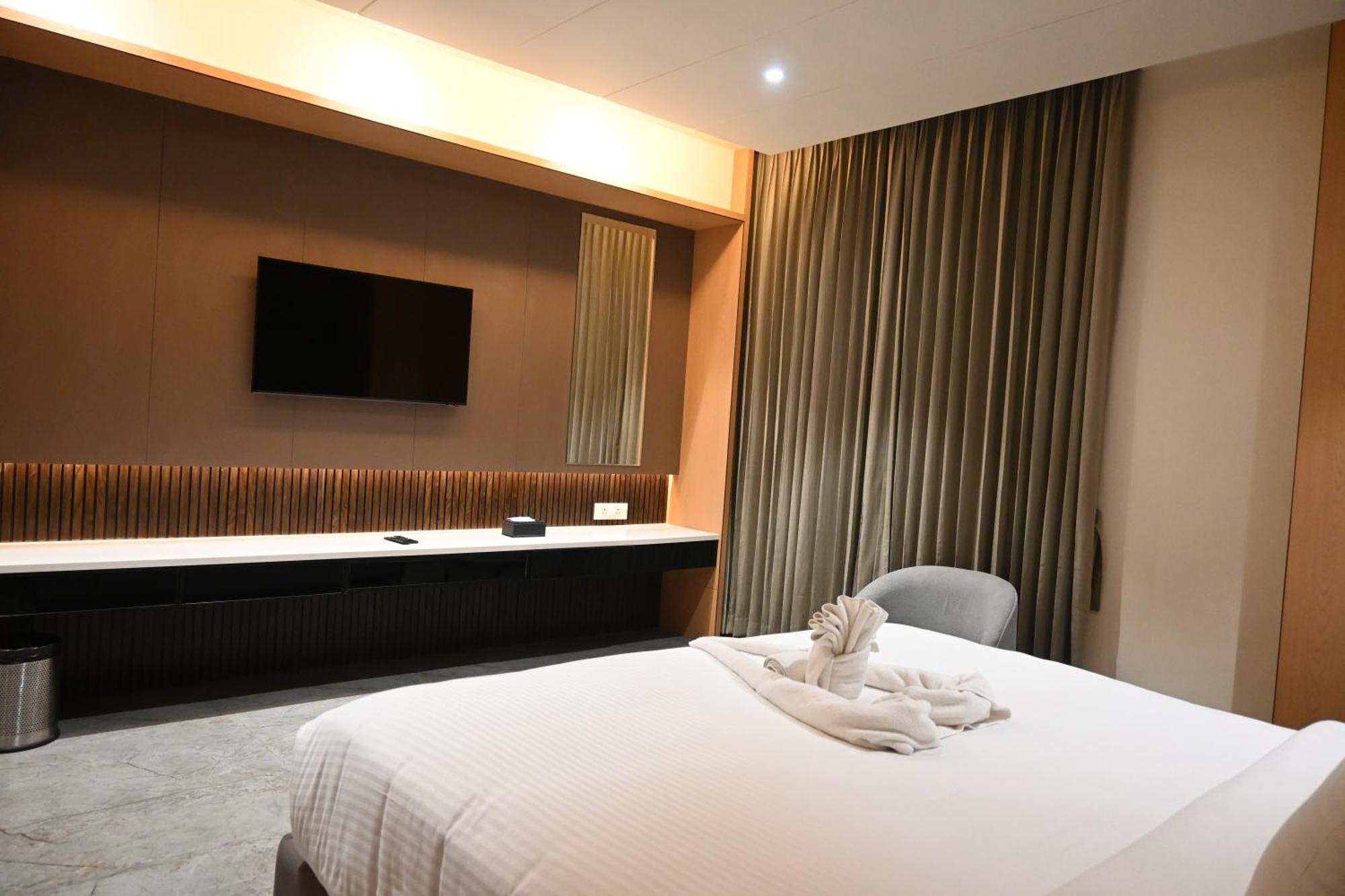 Vantara Suites Vellore Exterior foto